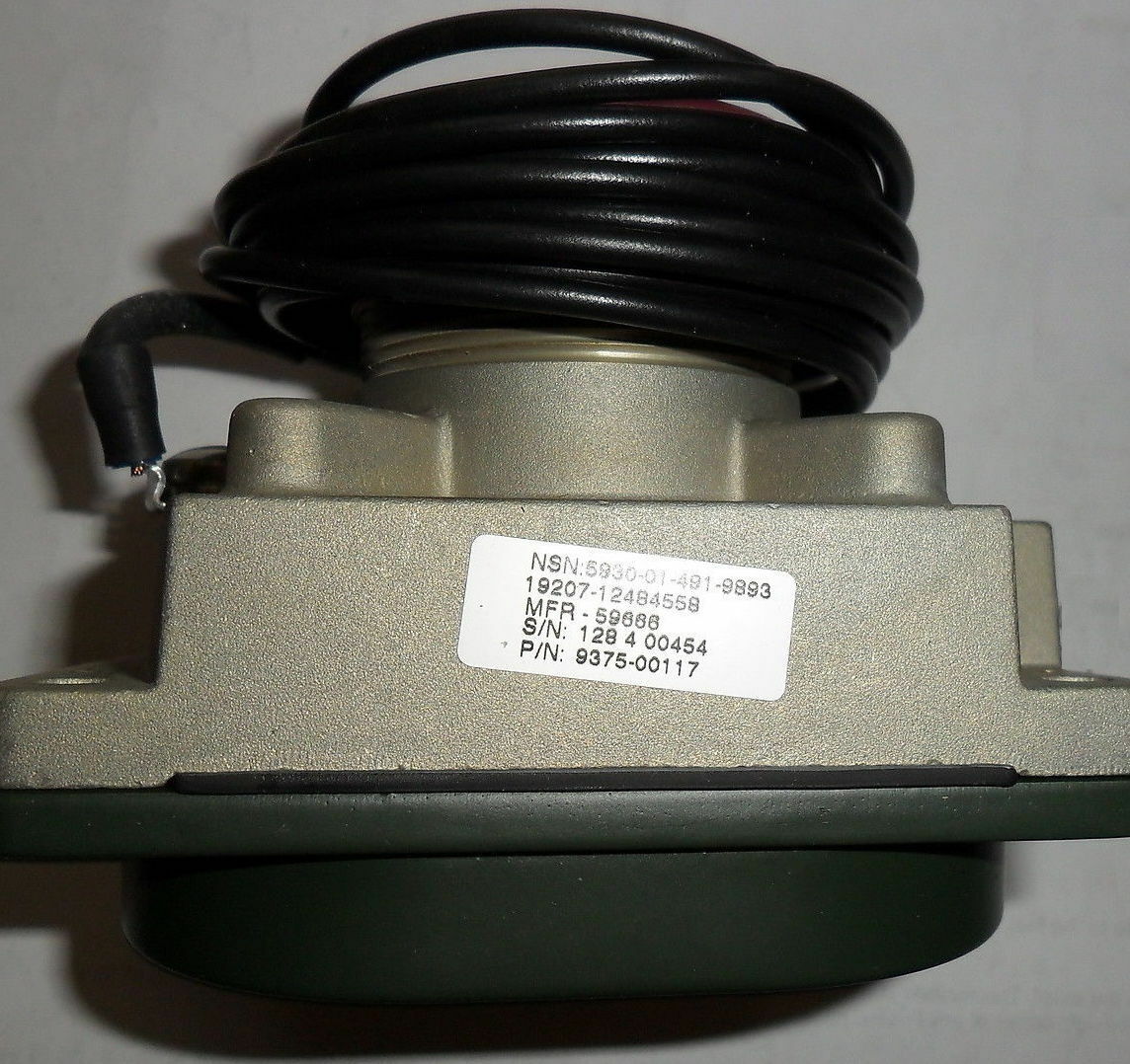 SWITCH , 24V MASTER LIGHT {Button Digital); Common ; 12484558 5930-01-491-9893
