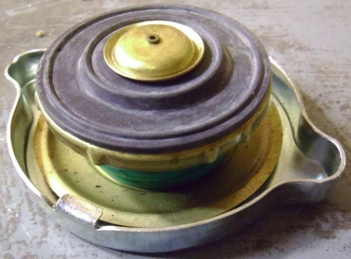 Cap , Filler (16 PSI) for Surge Tank ; Hummer M998 ; 12339878 5569295 6410646