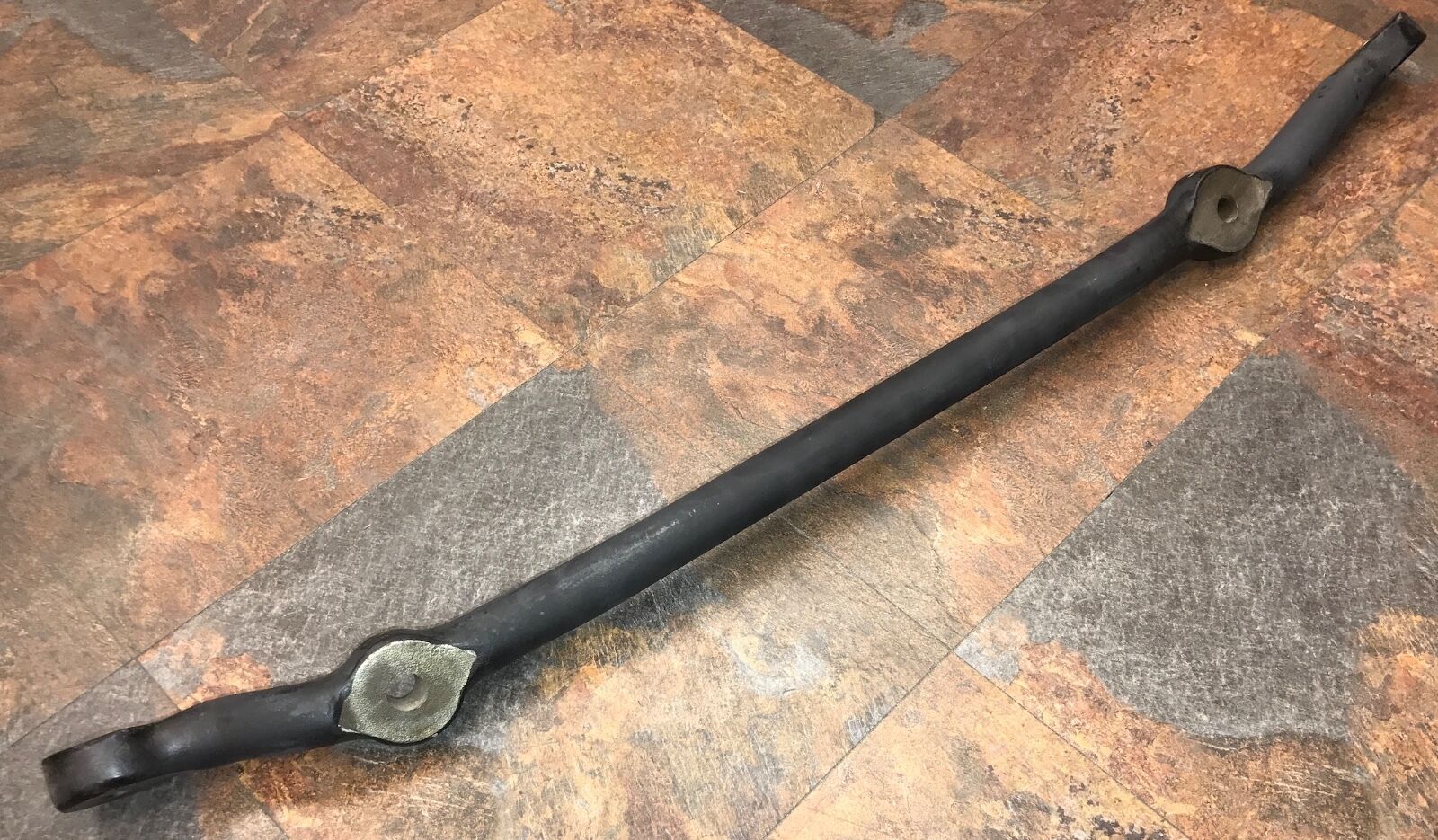 thumbnail image 2 of Hummer H1 M998 Pitman Arm Bracket - Early Style Steering - NOS 12340015 2 of 5