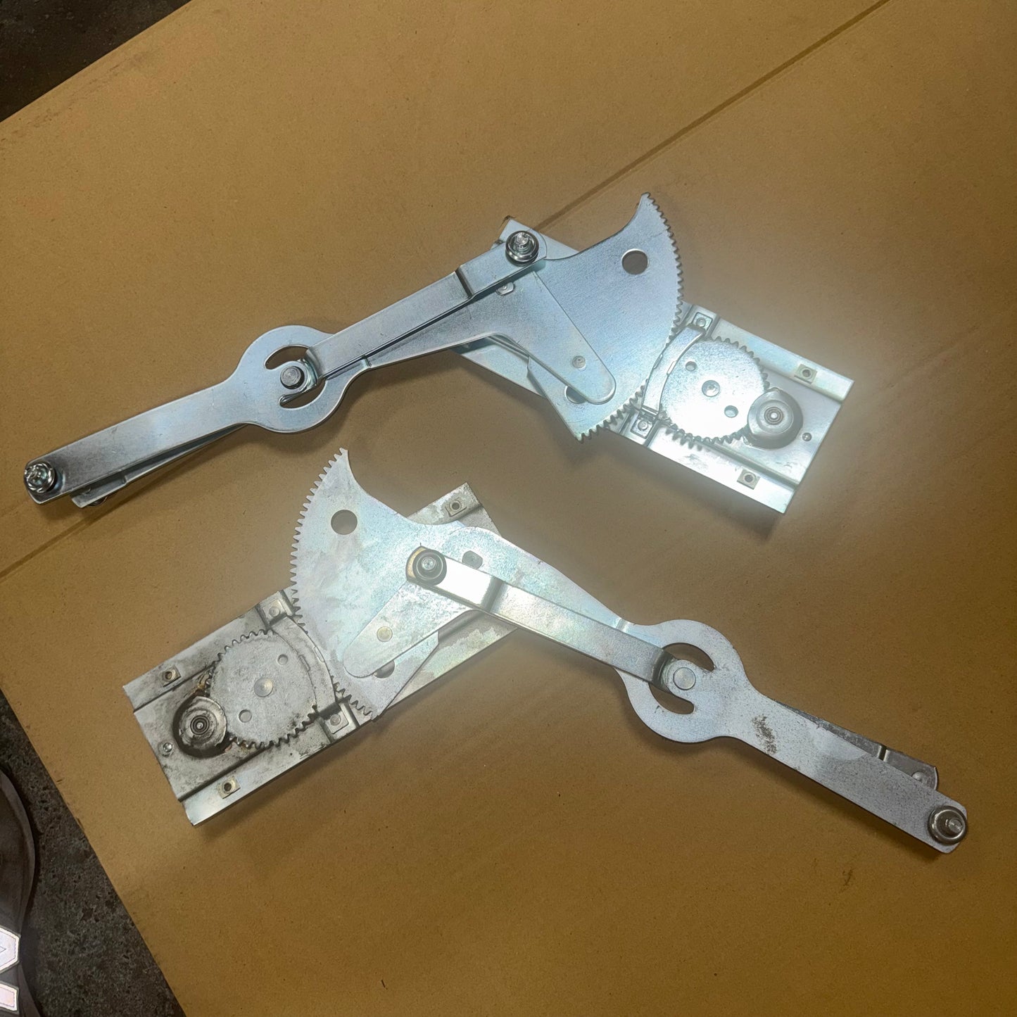 REGULATOR SET, LH & RH DOOR WINDOW 2540006930602 2540006930603