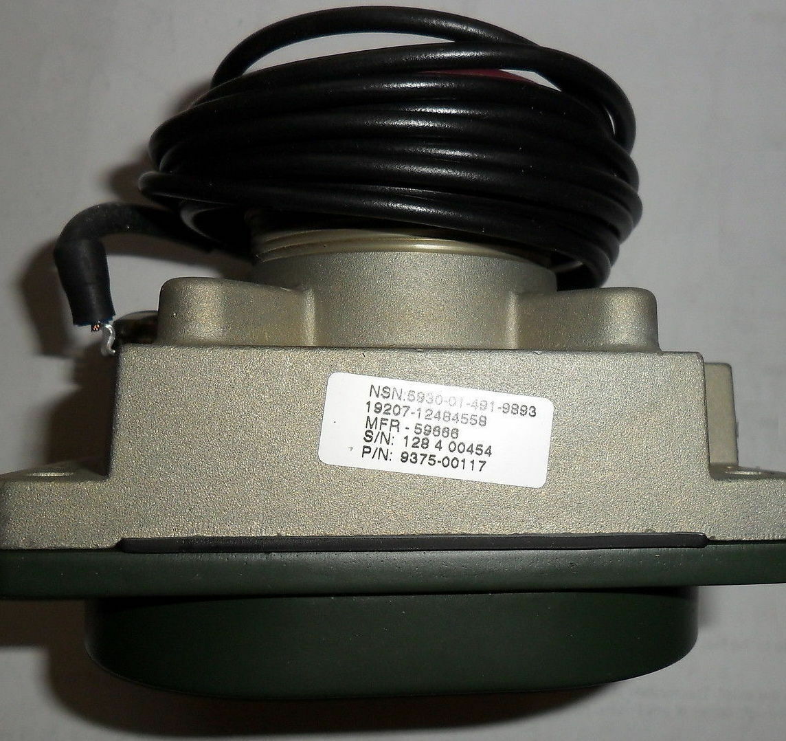 SWITCH , 24V MASTER LIGHT {Button Digital); Common ; 12484558  5930-01-491-9893